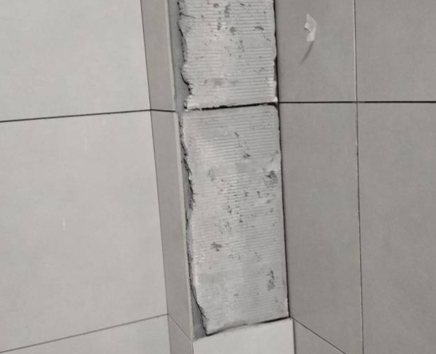 错那瓷砖空鼓维修公司分享下瓷砖施工前基层浇水润湿程度不足，可能导致以下问题